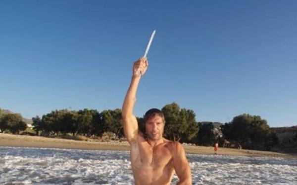 Ουάου… Ο Στράτος Τζώρτζογλου γυμνός στην παραλία!!! (φωτο)